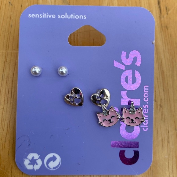 Girl’s Claire’s Earrings - Picture 1 of 1